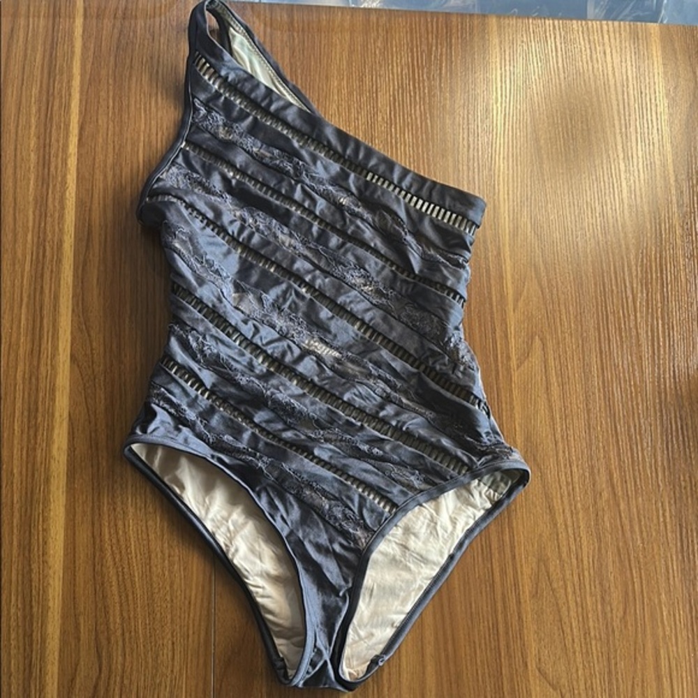 EUC One-Shoulder Grey & Cream Swimsuit 🦖🦖